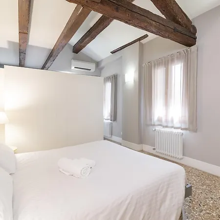 Ve.n.i.ce Cera San Marco Terrace Apartment Venice